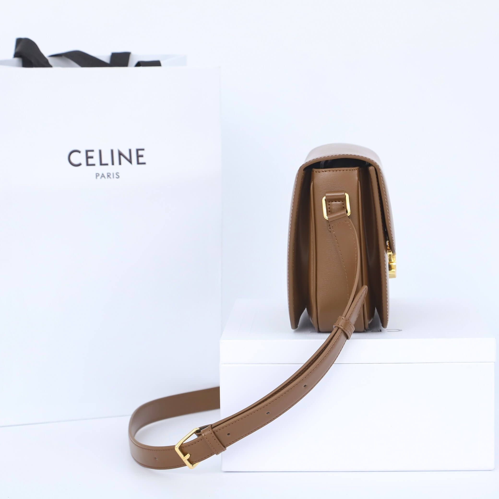 Ce**e classique triomphe bag in calfskin