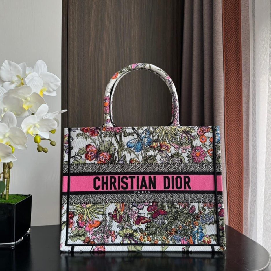 medium D*or book tote