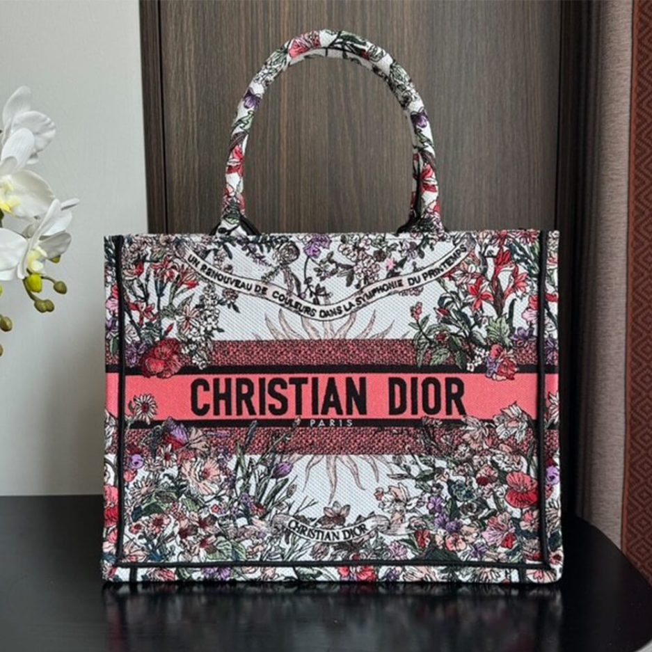 medium D*or book tote