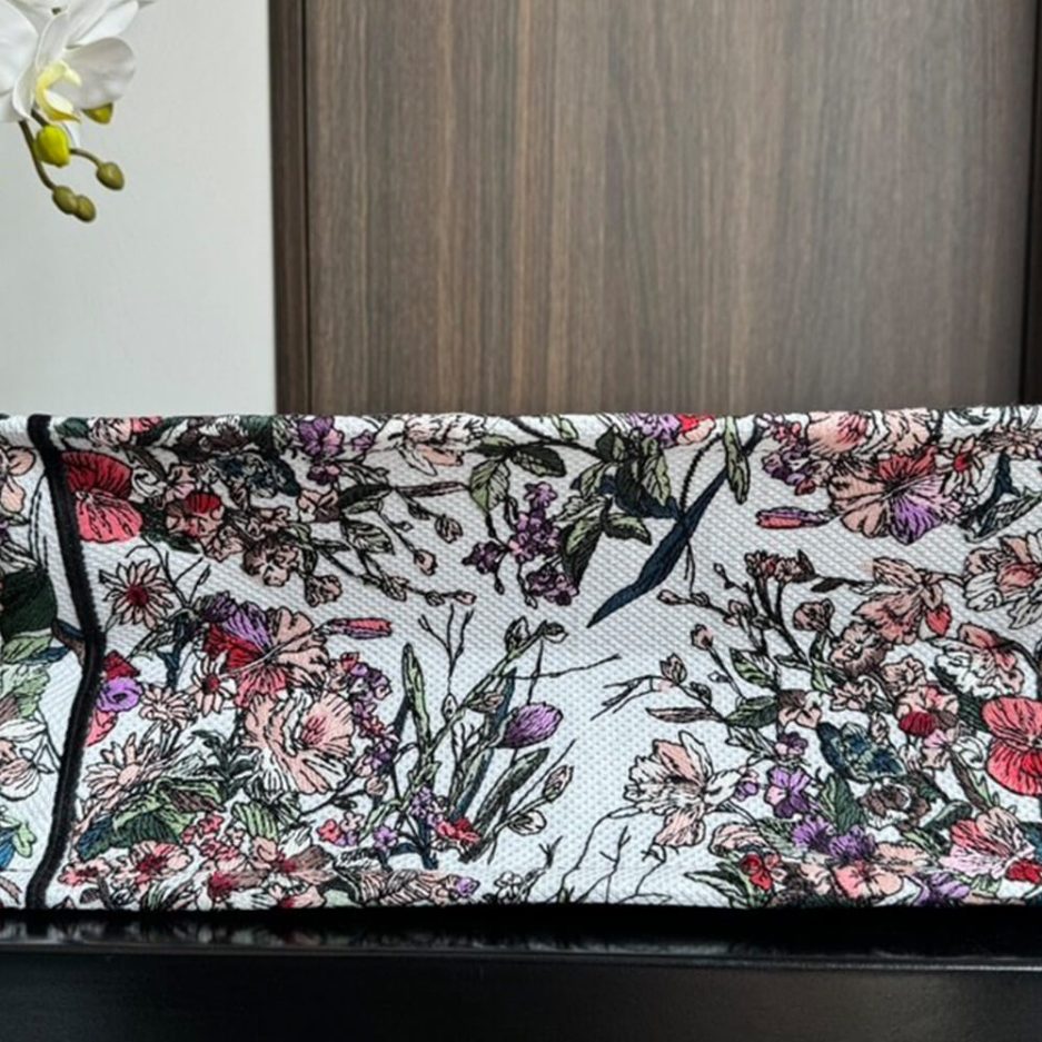 medium D*or book tote