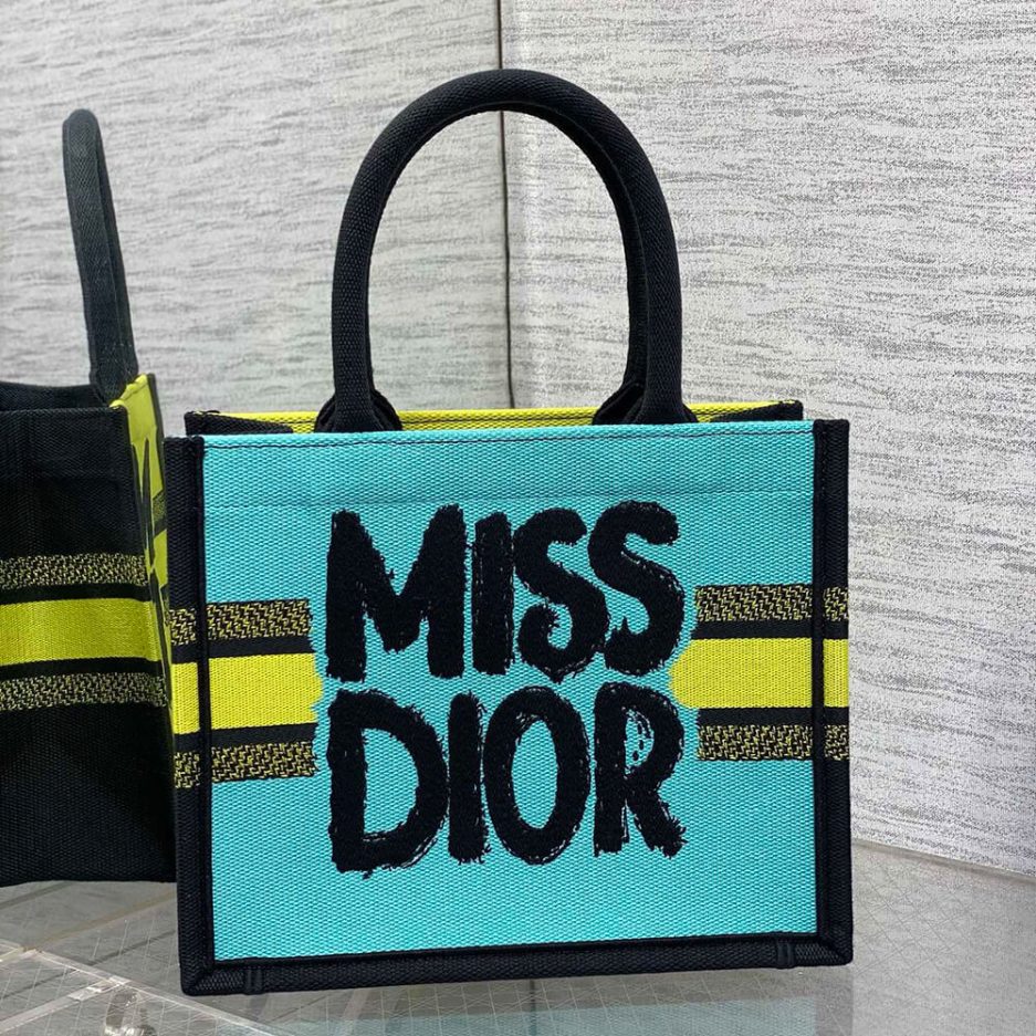 small D*or book tote