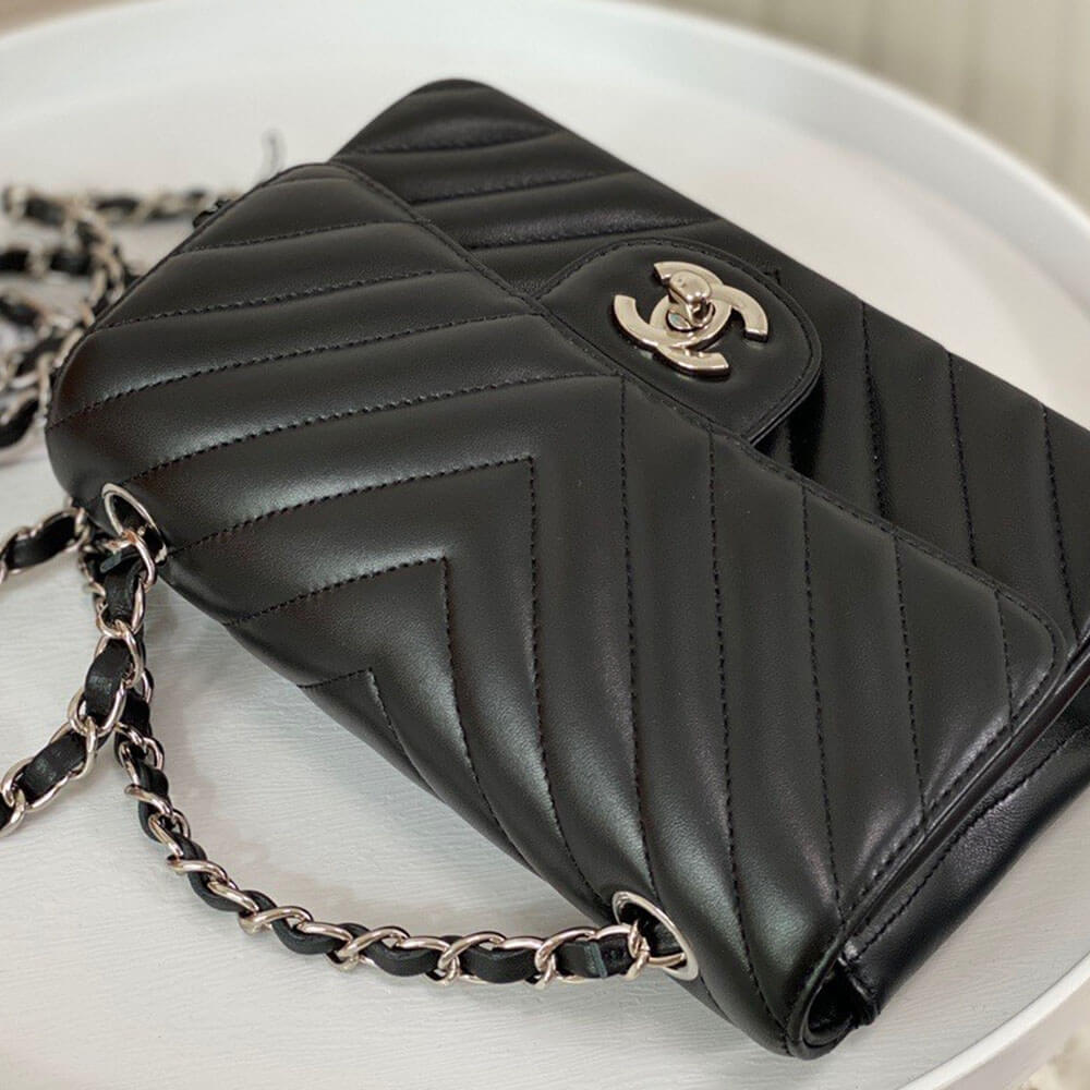 Ch*el classic chevron mini flap