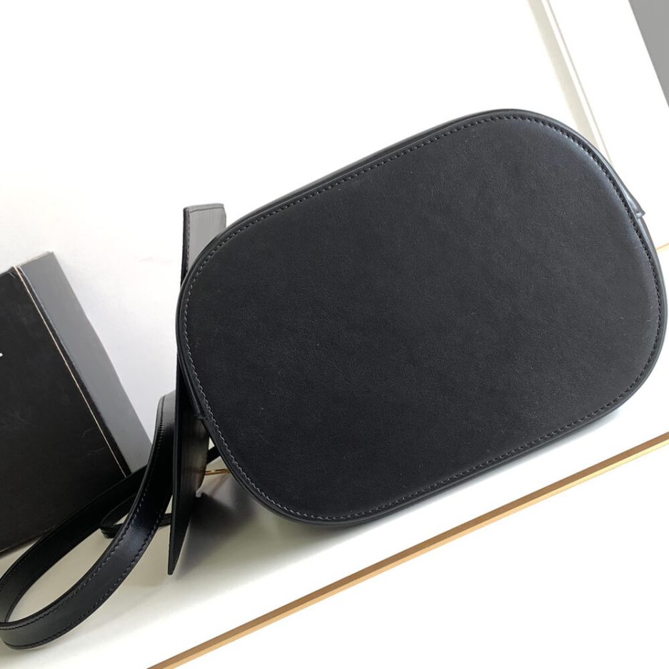 Ce**e medium l**ise bag in smooth calfskin