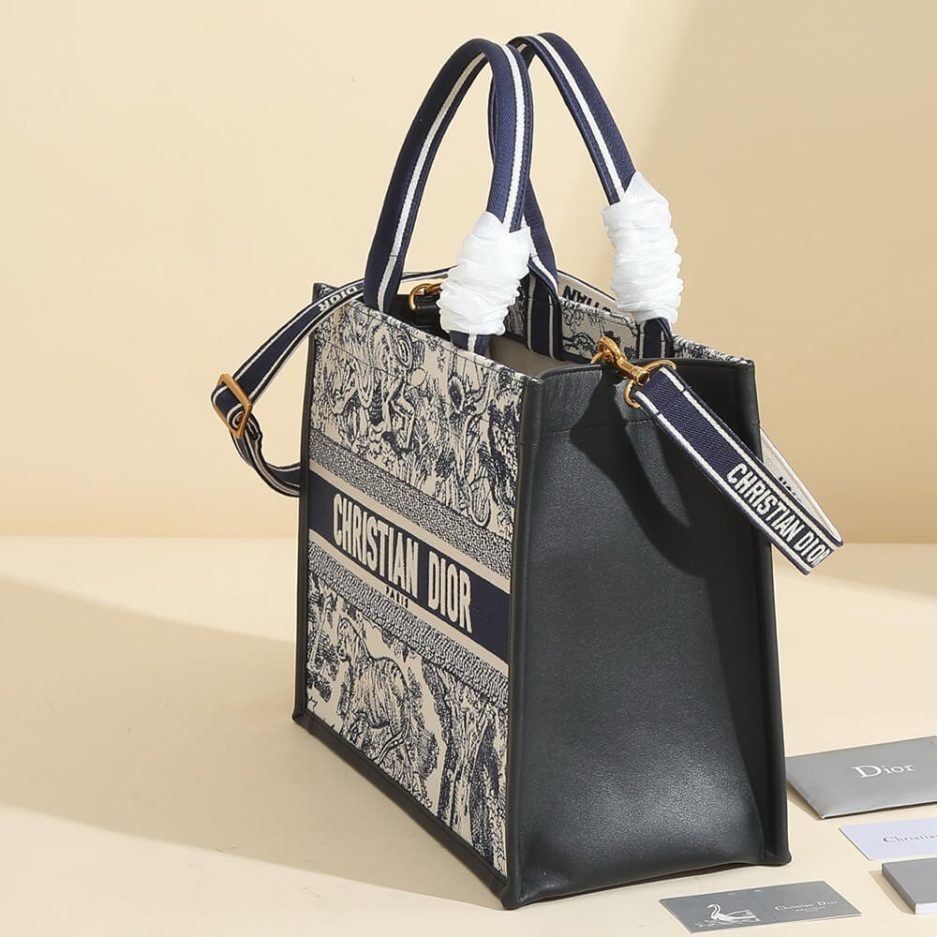 medium D*or book tote